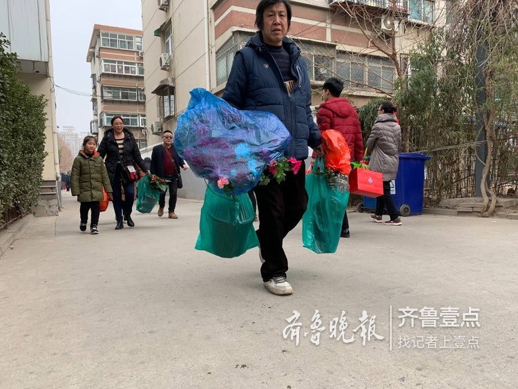 人擠人!市民買(mǎi)花如搶花,推著小車(chē)往外拉