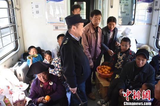 “慢火車”乘務員的最后一個春運：見證大涼山變化