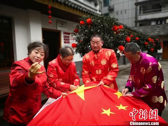 與新中國(guó)同歲 四川宜賓古稀老人年初一繡國(guó)旗祝福祖國(guó)