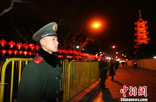 3000余名武警“跨年”護航申城市民新年祈福路