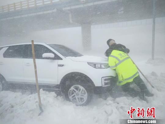 大年初二遇風(fēng)吹雪 新疆額敏交警及時救援護(hù)航團(tuán)圓路