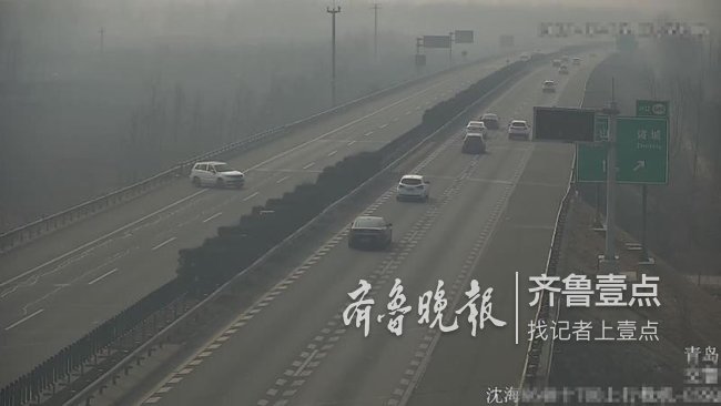 這不是要命了嗎？小轎車在同三高速上倒車逆行