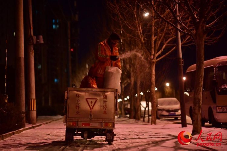 北京新春降初雪 環衛師傅融雪忙