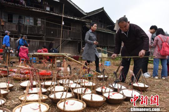 廣西侗族婚禮吸睛 近百人挑禮送新娘回門