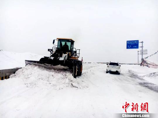 青海玉樹局部發生雪災 多部門攜手抗災救災