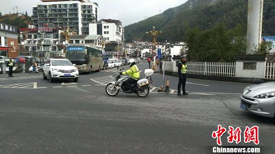 黃山風景區(qū)春節(jié)旅游高峰持續(xù) 民警執(zhí)勤服務游客保平安