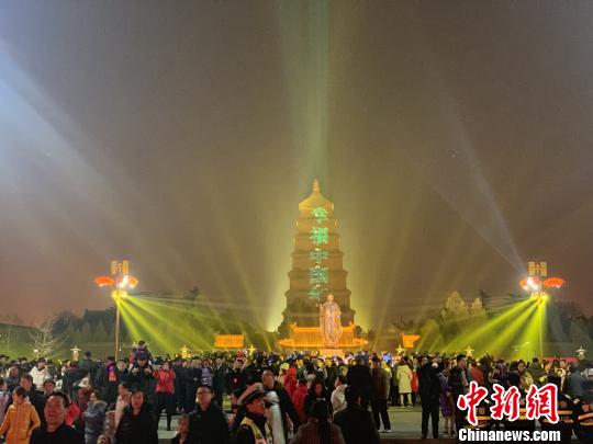 璀璨夜景“美如畫” 民眾夜游西安感受“濃濃年味”