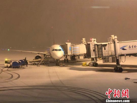 長江下游大雪至返鄉路難行 航班延誤高速限速