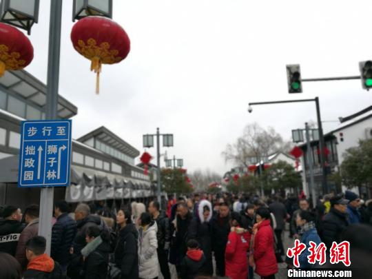 江南普降大雪 游客踏雪尋“姑蘇”