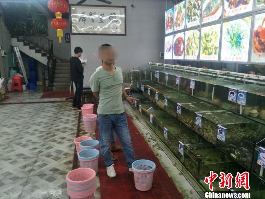 海鮮店員工對秤做手腳詐騙顧客 三亞旅游警察拘留2人