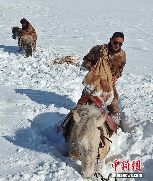 大雪封山!西藏边疆官兵人背马驮送物资