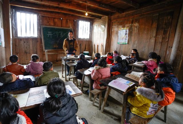 開學啦！這所小學所有科目的老師和廚師是同一個人