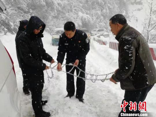 云南怒江海拔三千米丫口突降大雪 再次致百余人受困