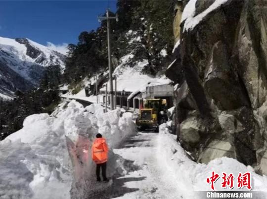 積雪未清完又遇塌方滾石 云南獨龍江公路繼續封閉