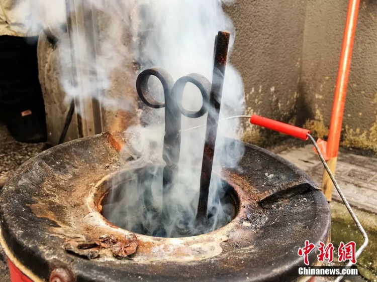 "找90岁爷爷烙铁烫个头,我成了整条街最靓的仔…"