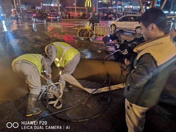 濟南這里供水管道漏水，預計今天上午12點前搶修完畢