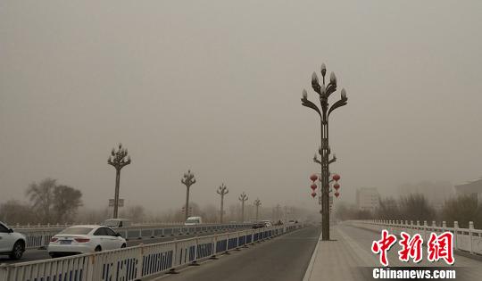 新疆南部阿拉爾市出現沙塵天氣 氣溫明顯下降（圖）