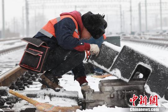 “倒春寒”普降中到大雪 沈鐵確保鐵路運輸暢通