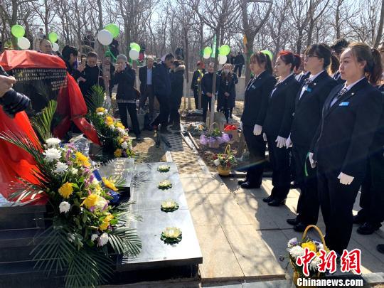 3月27日,在瀋陽市回龍崗墓園舉行集體樹葬安葬儀式現場. 王景巍 攝