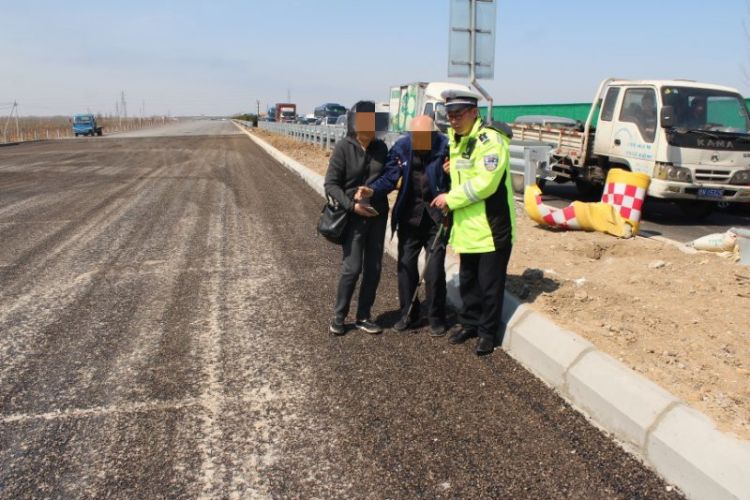 高速路轎車超車撞上中央護欄，車上老人嚇得瑟瑟發抖