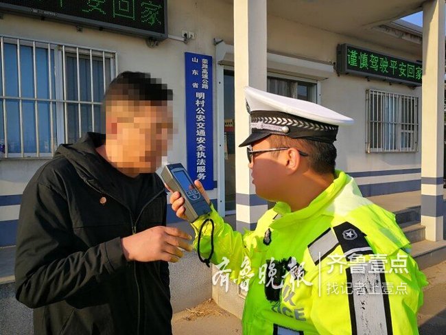 掃墓歸來借酒澆愁，青島一男子酒駕被查更添堵了…