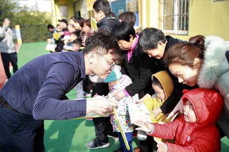 福彩志愿者給孩子們分發禮品