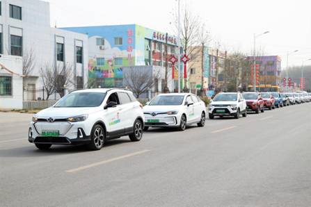 “星星兒”家庭乘坐北汽新能源愛心車友隊的車前往草莓采摘園