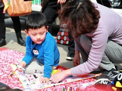 孩子們和家長一起手繪風箏2