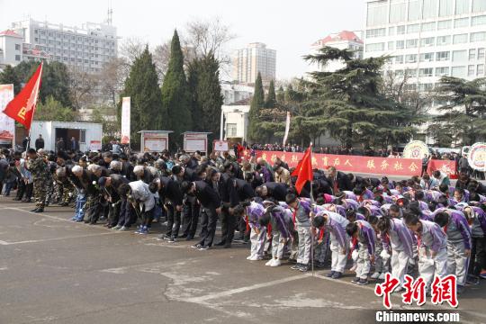 山東各地市民自發祭掃革命先烈，緬懷英雄