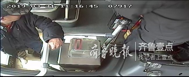 濟南一老人坐公交車迷路，公交駕駛員幫忙找家