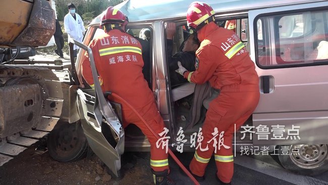 面包車與挖掘機(jī)相撞，威海消防“破拆”救人