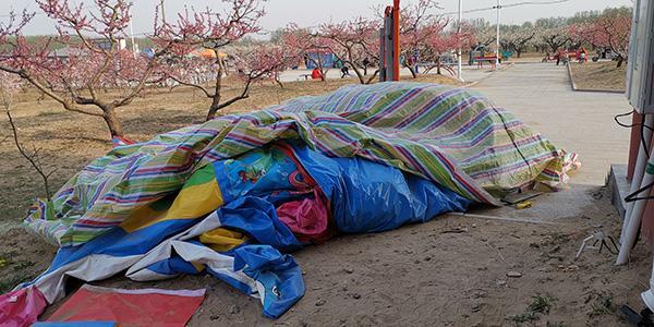 塵卷風(fēng)掀翻蹦蹦床致2死 一攤主家屬承認(rèn)蹦蹦床前部未固定