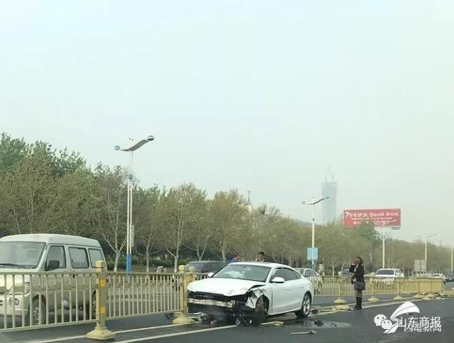 濟南經十路一奧迪車撞向護欄！車零件散落一地