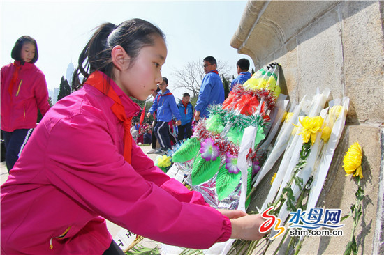 煙臺市民赴回龍山祭奠烈士，92歲老人為烈士獻花圈