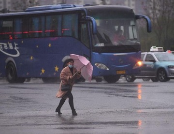 组图：济南今晨迎来春日喜雨 气温跌至4℃