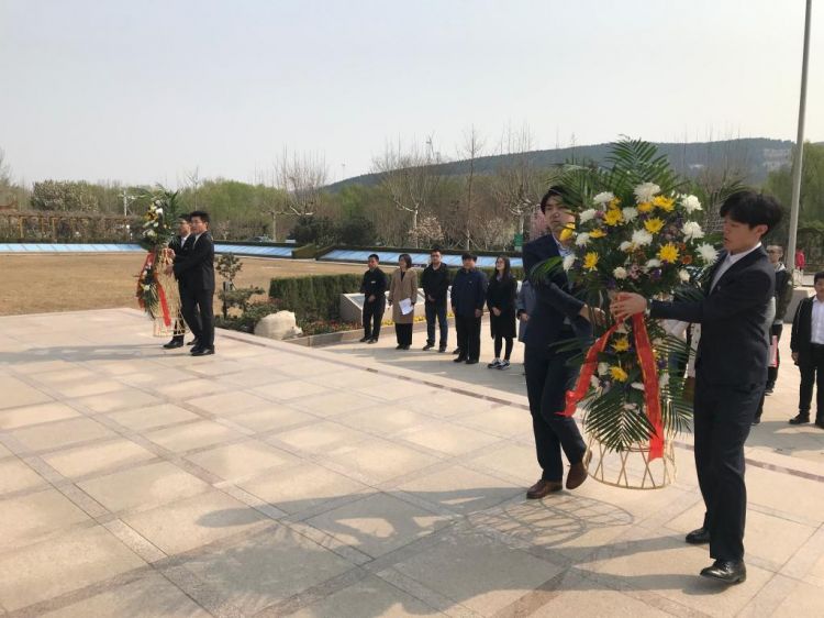 山财大师生赴山东老战士纪念广场开展纪念活动