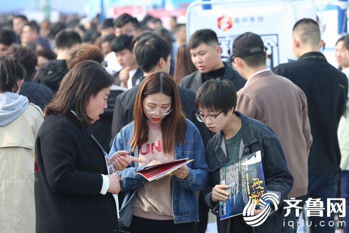 4月13日，在德州學院體育場，一名單位負責人正在向畢業生介紹單位情況。