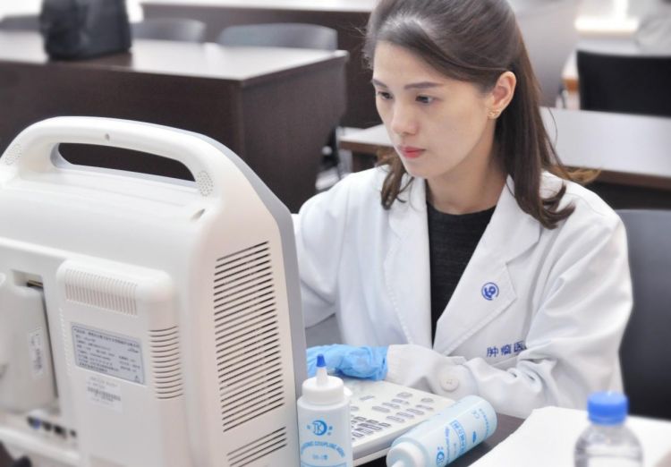 陈雅玲医师进行超声检测周昌明医师进行现场咨询在过去的10余年里