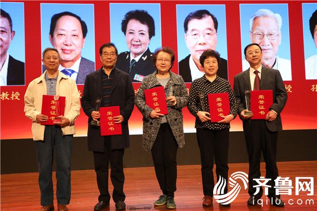 山東眼科“杰出成就”榮譽(yù)稱號(hào)