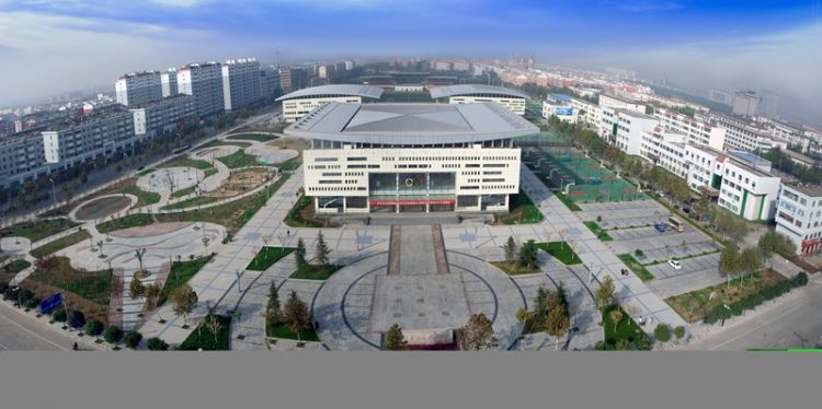 2013年博興健身中心全景圖：籃球館總建筑面積5858㎡（正面）游泳乒乓球館總建筑面積6884㎡（左后側）網球館建筑面積3603㎡（右后側）田徑場占地2