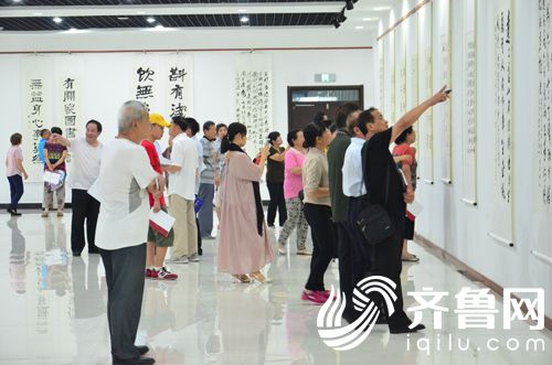 7書(shū)法愛(ài)好者參觀作品展