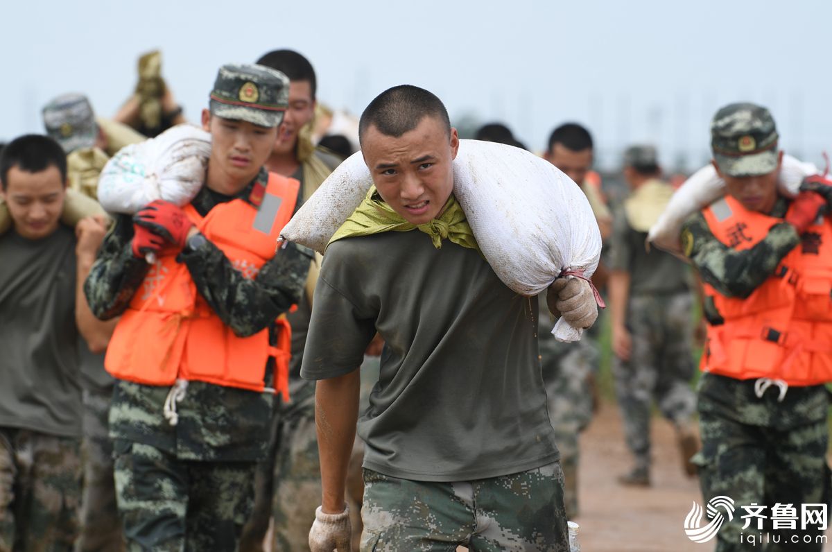 灾难来时总有人为你负重前行!今天,致敬最可爱的人