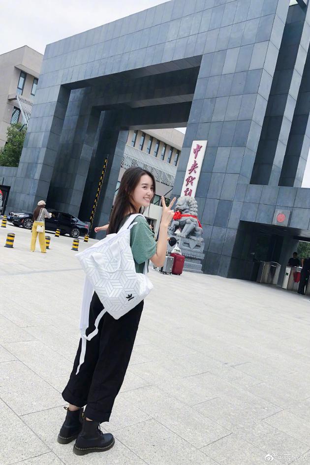 大学生报到蒋依依站中戏门口比耶笑容甜