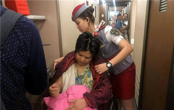 暖心！女乘客帶娃探親中途孩子發燒，列車長伸手相助獲點贊
