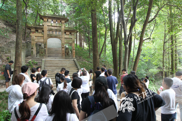 記者們?cè)谥袊?guó)西部科學(xué)院舊址陳列館采訪參觀。華龍網(wǎng)-新重慶客戶端記者 張質(zhì) 攝