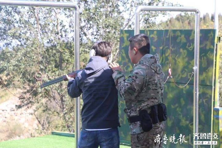 在跑马岭国际射击狩猎中心内,飞盘移动靶的射击也吸引了许多游客.