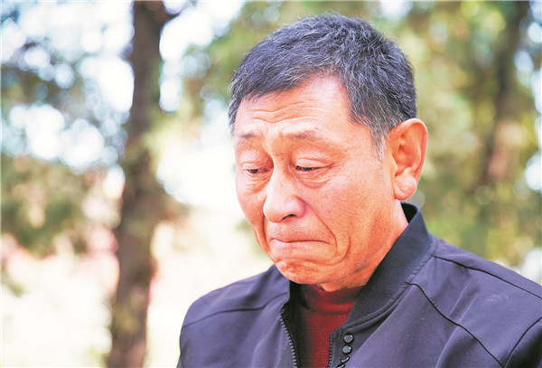 外山脚下的一片墓地,苍松翠柏中,58岁的南越站在爷爷南方域烈士的墓前