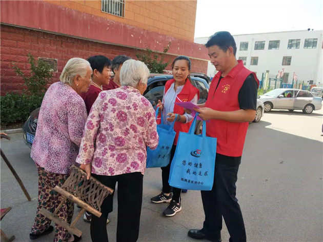 走向街頭進(jìn)行健康教育宣傳