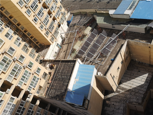 淄川一小区楼顶私建铁皮房 已存在多年