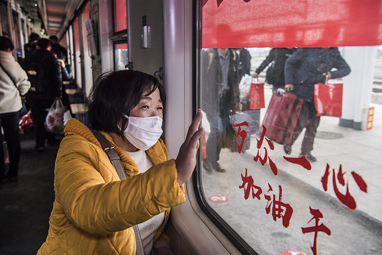 3月5日，陜西省漢中市勉縣1400多名務工者在勉縣火車站，乘坐當地政府免費提供的“定制火車”，前往江蘇、上海。